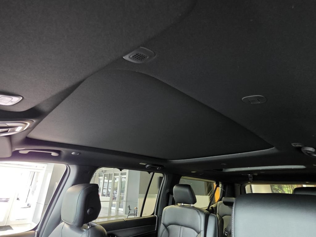 New 2025 Jeep Wagoneer L Series III w/ Premium Group I AWD/4WD image 8