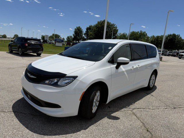 Used 2023 Chrysler Voyager LX FWD image 3