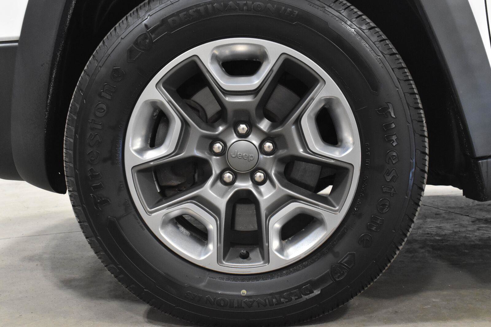Used 2019 Jeep Cherokee Trailhawk AWD/4WD image 31