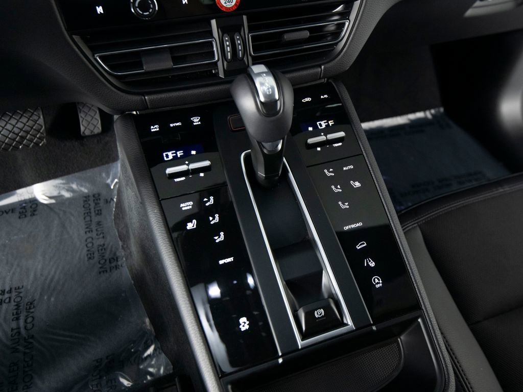Certified 2025 Porsche Macan image 27