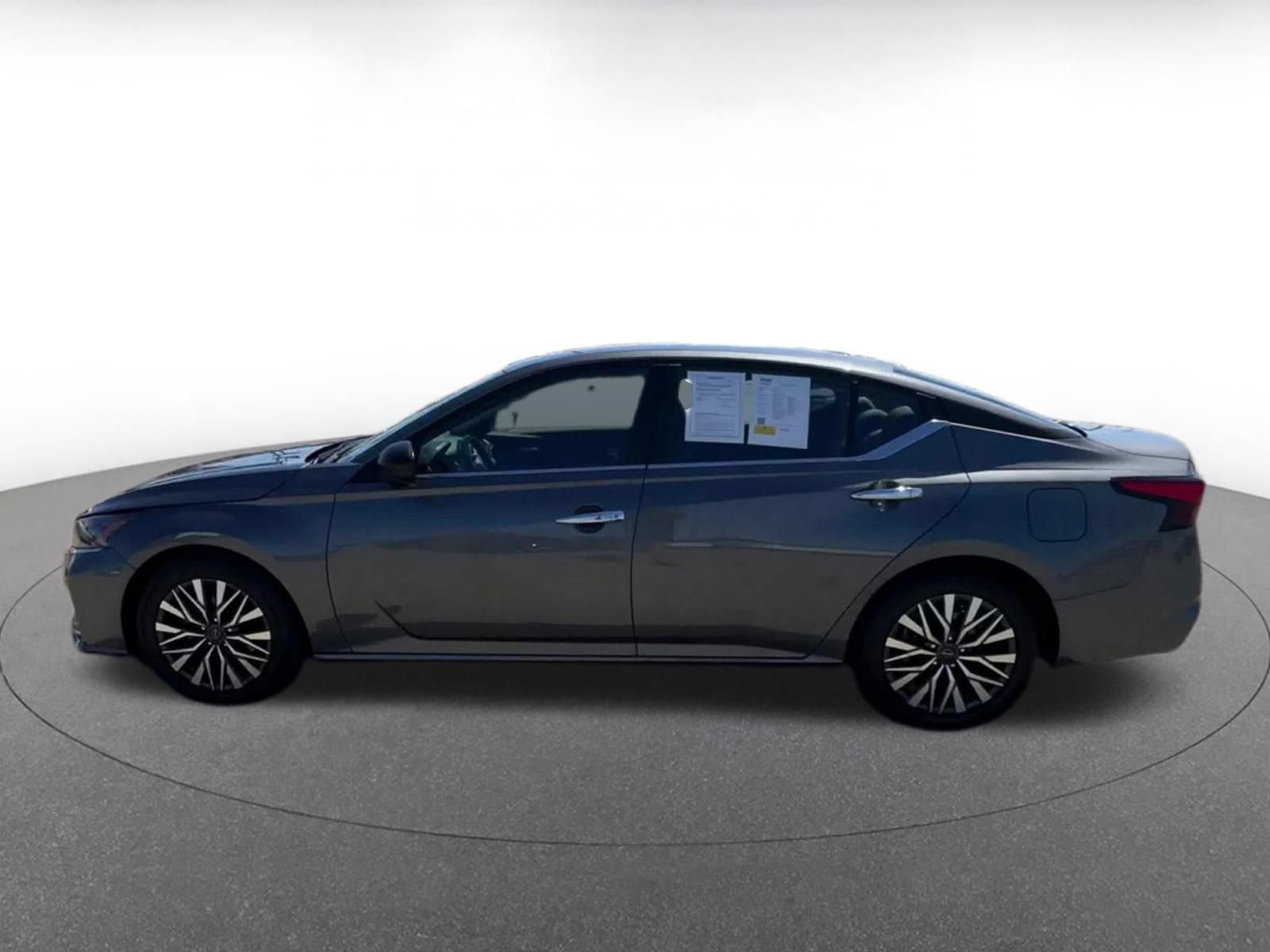 Used 2025 Nissan Altima 2.5 SV FWD image 9