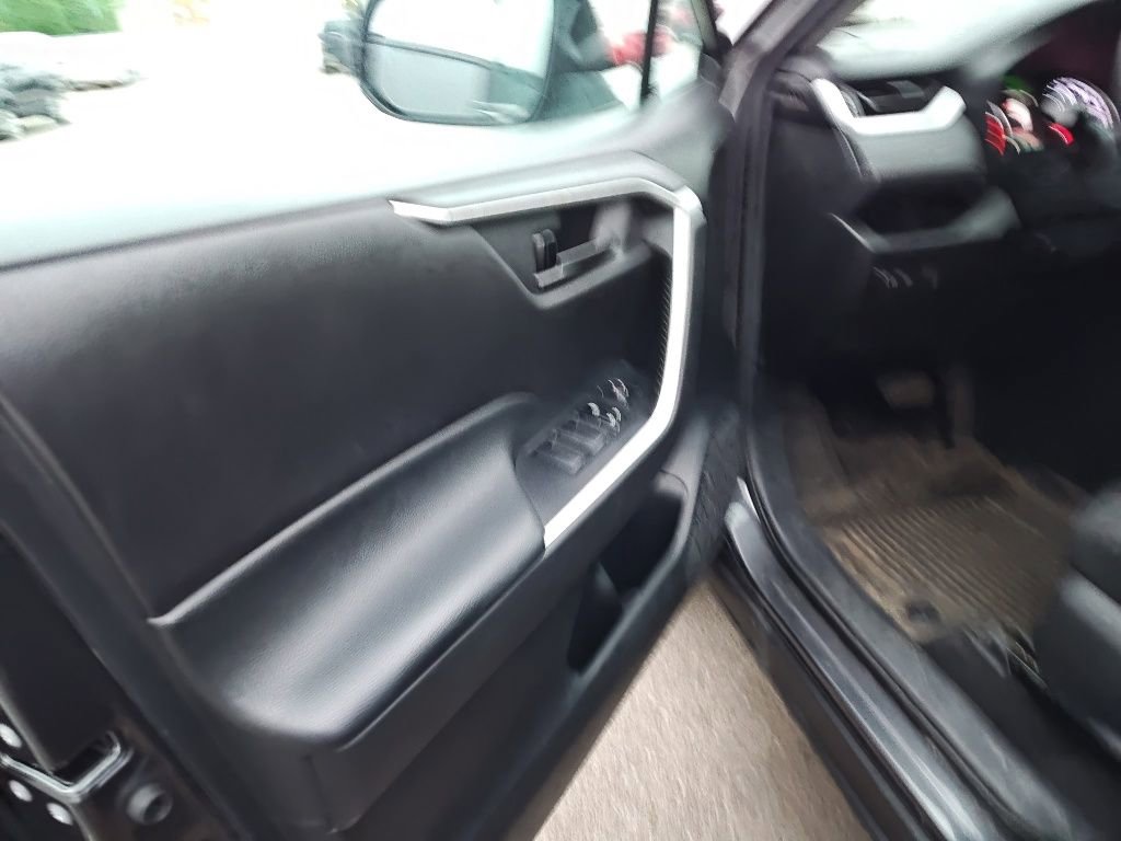 Used 2021 Toyota RAV4 LE AWD/4WD image 5