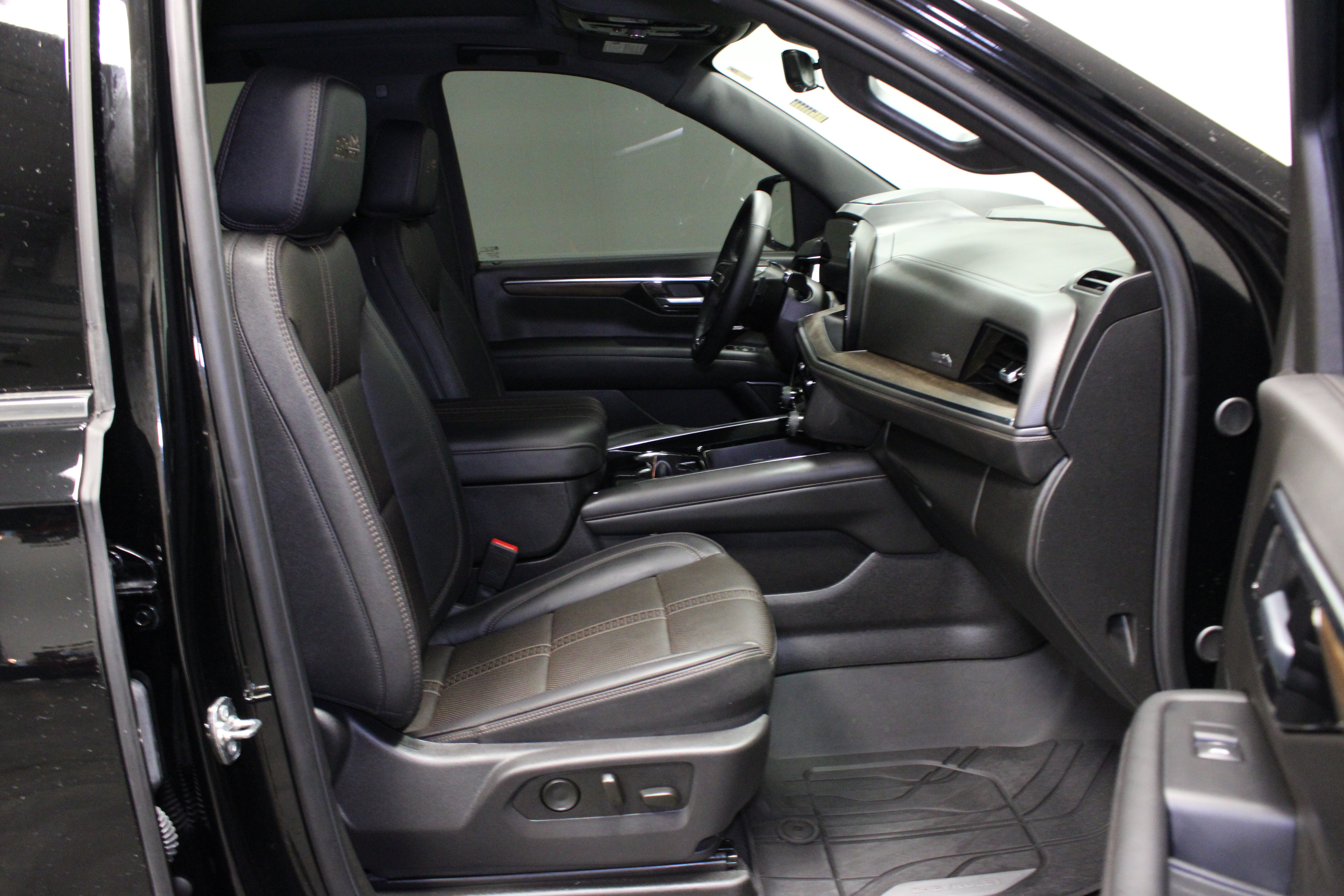 Used 2026 Chevrolet Suburban High Country w/ Sun And Tow Package AWD/4WD image 16