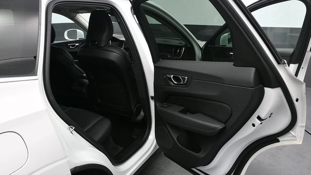 Used 2021 Volvo XC60 T6 Momentum AWD/4WD image 17