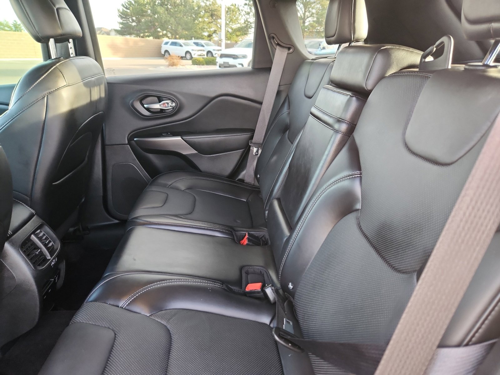 Used 2019 Jeep Cherokee Limited w/ Technology Group image 18