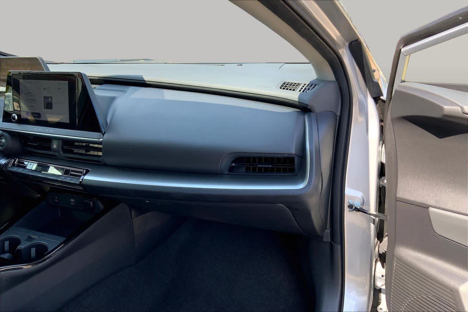 Used 2025 Toyota Prius LE FWD image 18