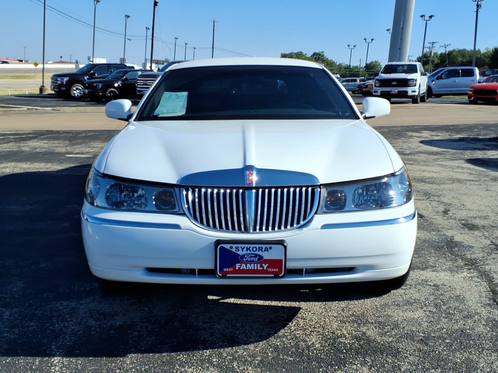 Used 1999 Lincoln Town Car Executive RWD image 2