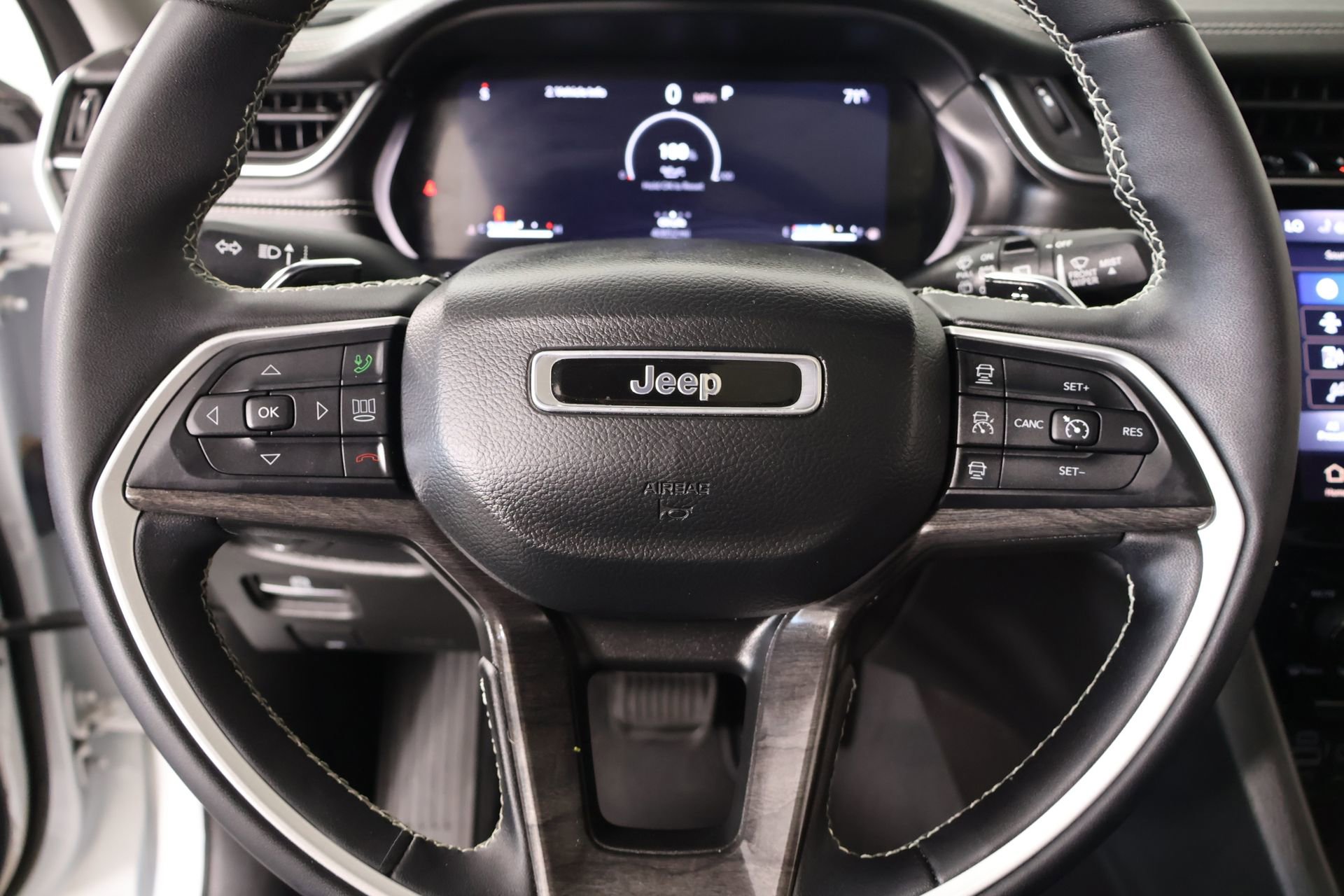 Used 2023 Jeep Grand Cherokee L Limited AWD/4WD image 3