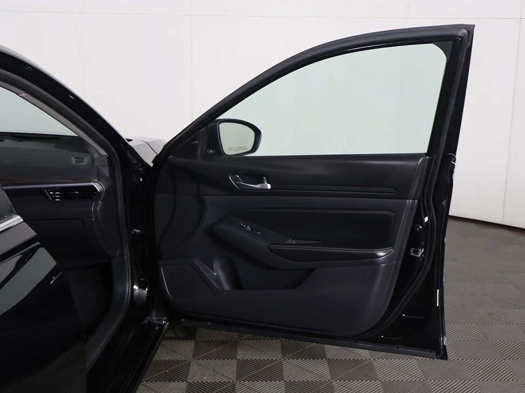 Used 2025 Nissan Altima 2.5 SV FWD image 16
