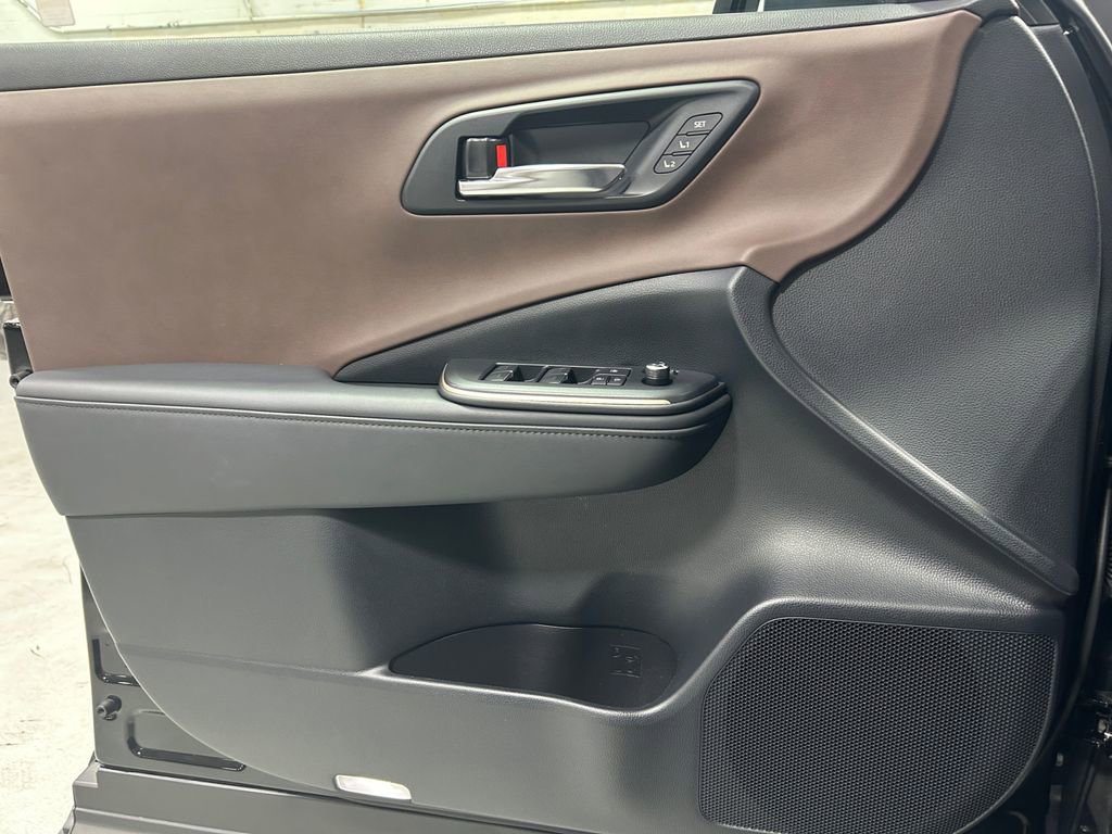 Used 2023 Toyota Crown Limited image 22