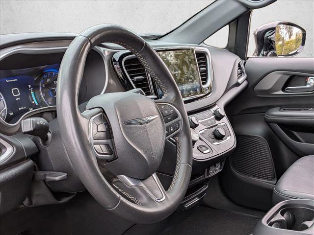 Used 2025 Chrysler Pacifica Select image 9