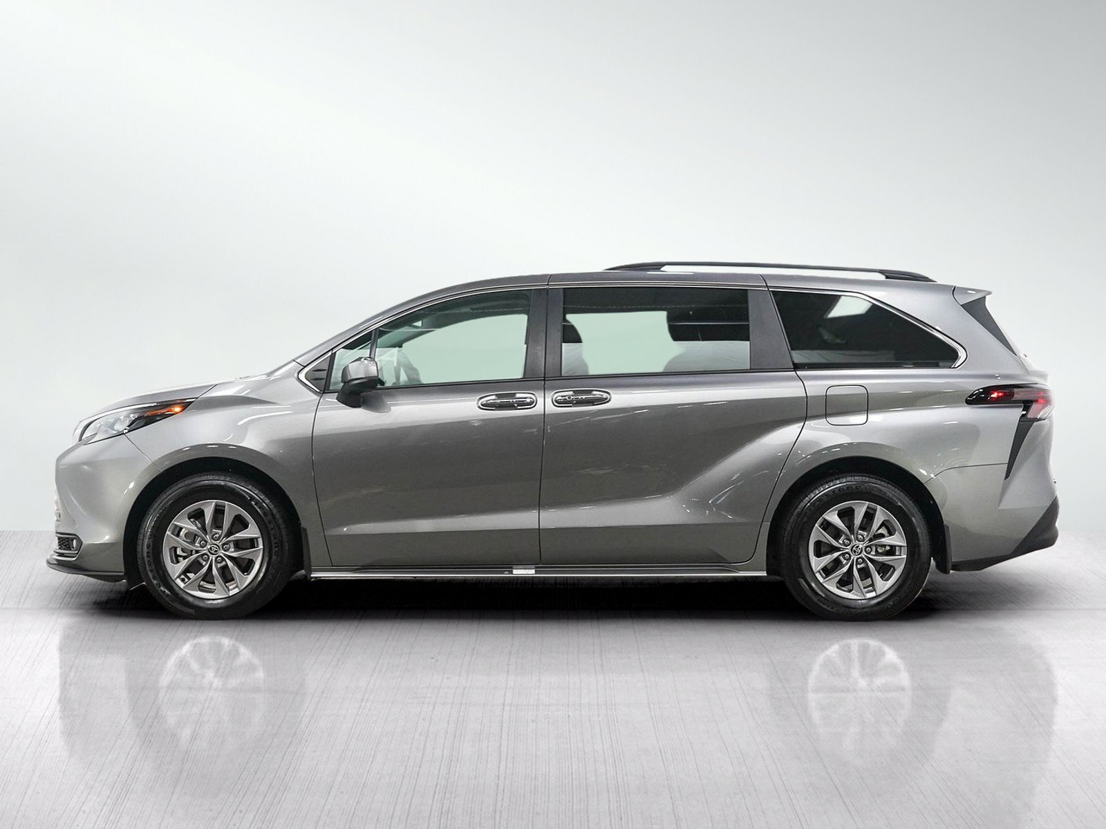 Used 2026 Toyota Sienna XLE AWD/4WD image 2