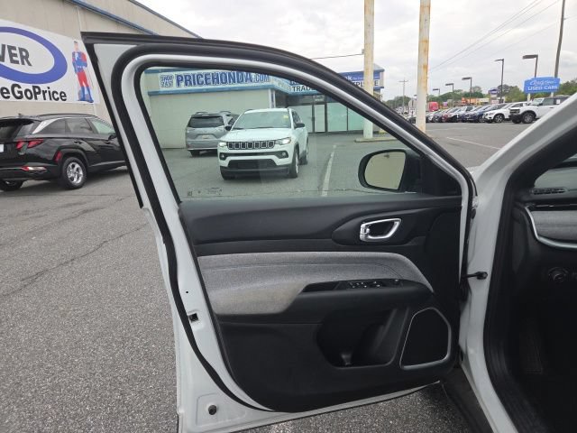 Used 2024 Jeep Compass Latitude AWD/4WD image 9