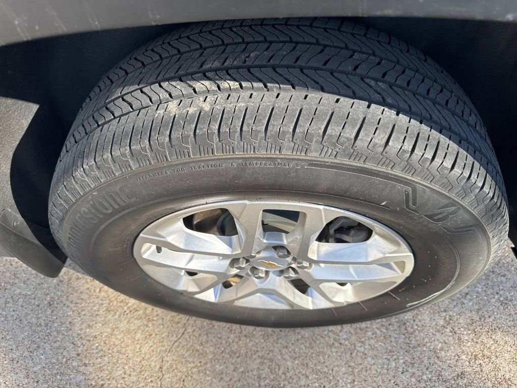 Used 2023 Chevrolet Traverse LS image 3