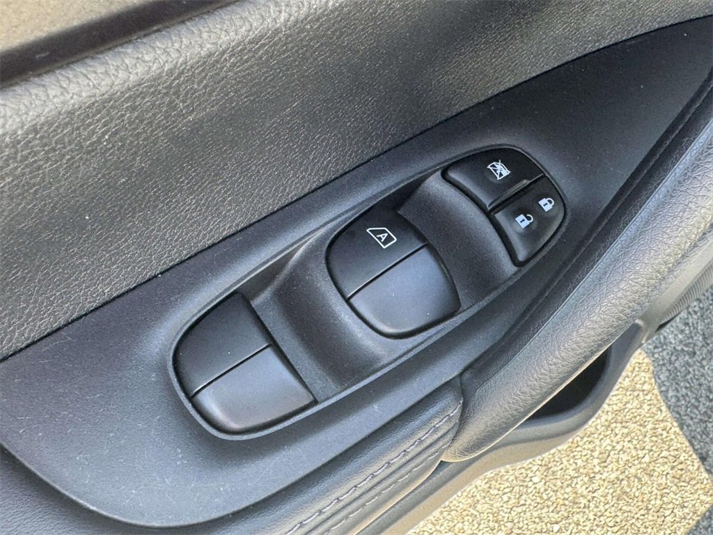 Used 2020 Nissan Rogue Sport S image 14