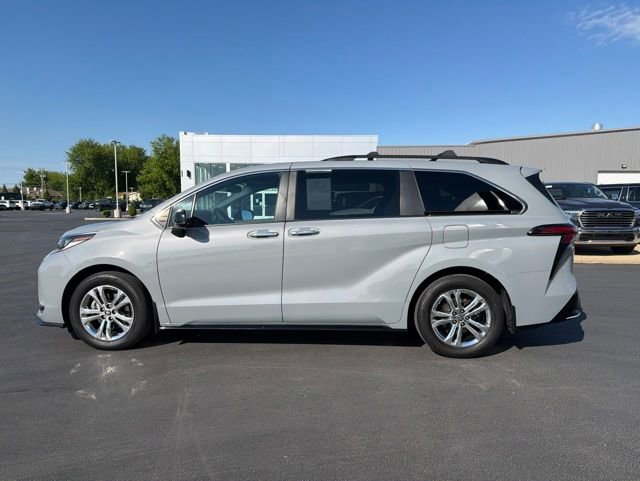 Used 2023 Toyota Sienna XSE AWD/4WD image 4