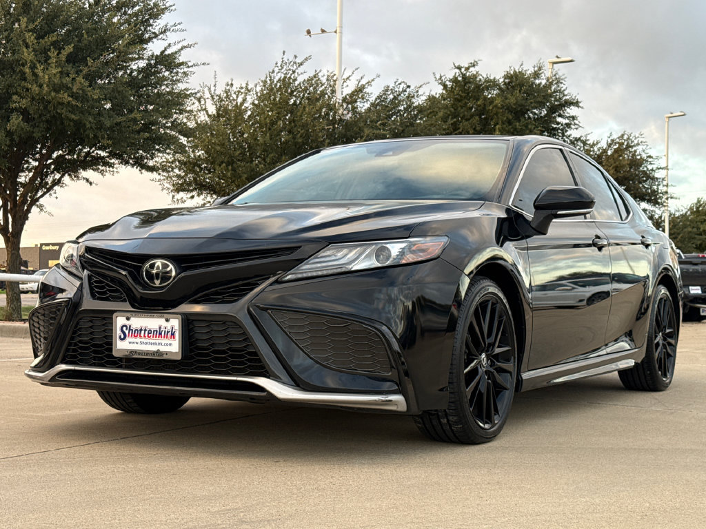 Used 2022 Toyota Camry XSE FWD image 3