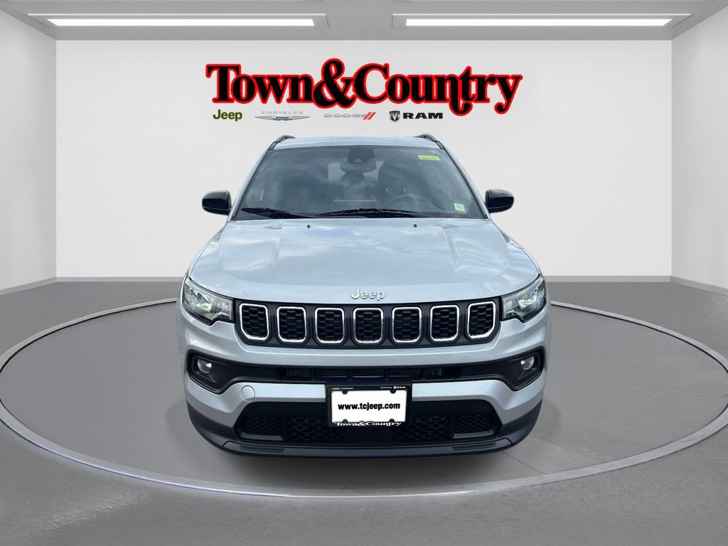 Used 2024 Jeep Compass Latitude AWD/4WD image 3
