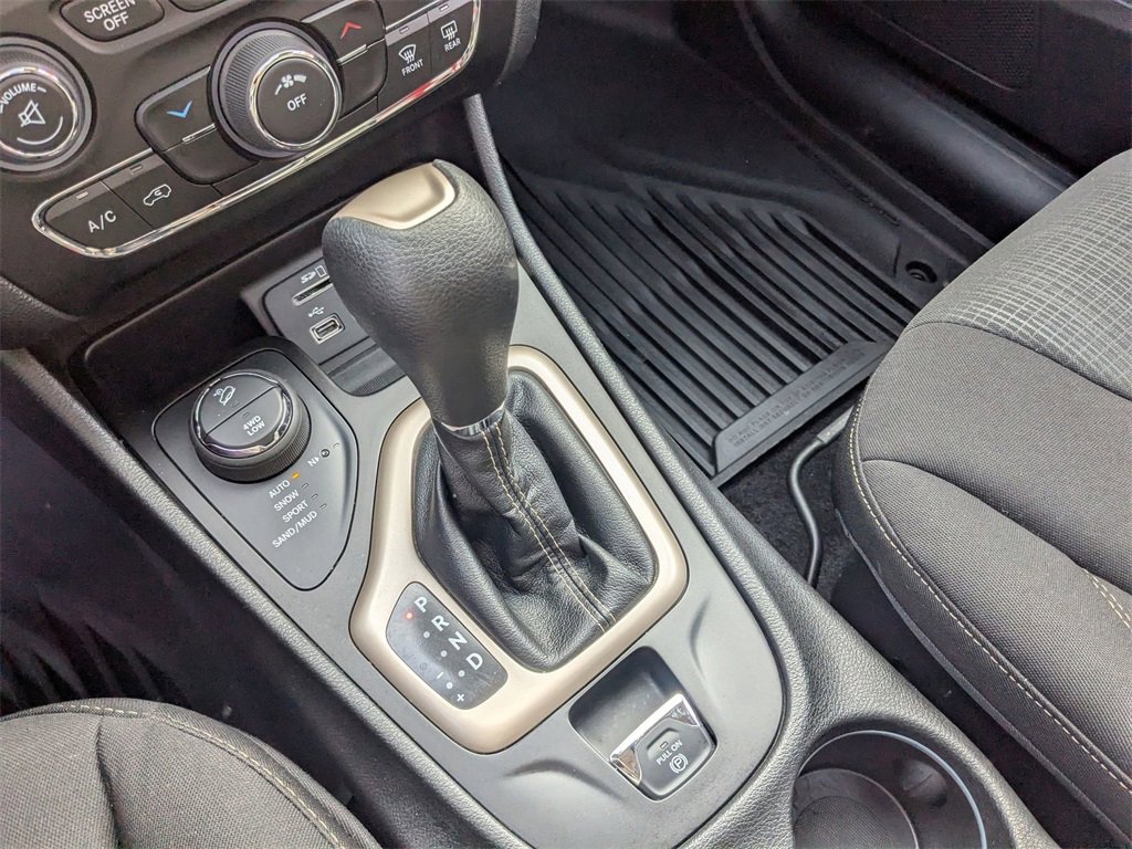 Used 2017 Jeep Cherokee Latitude w/ Safety/Convenience Group image 21