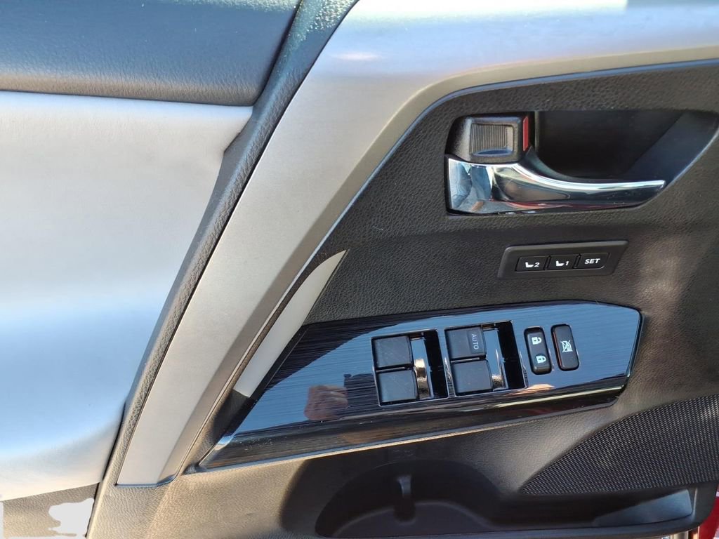 Used 2018 Toyota RAV4 Limited image 18