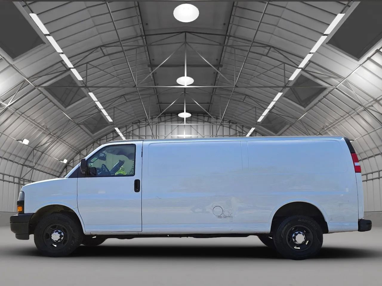 Used 2018 Chevrolet Express 2500 Extended image 3