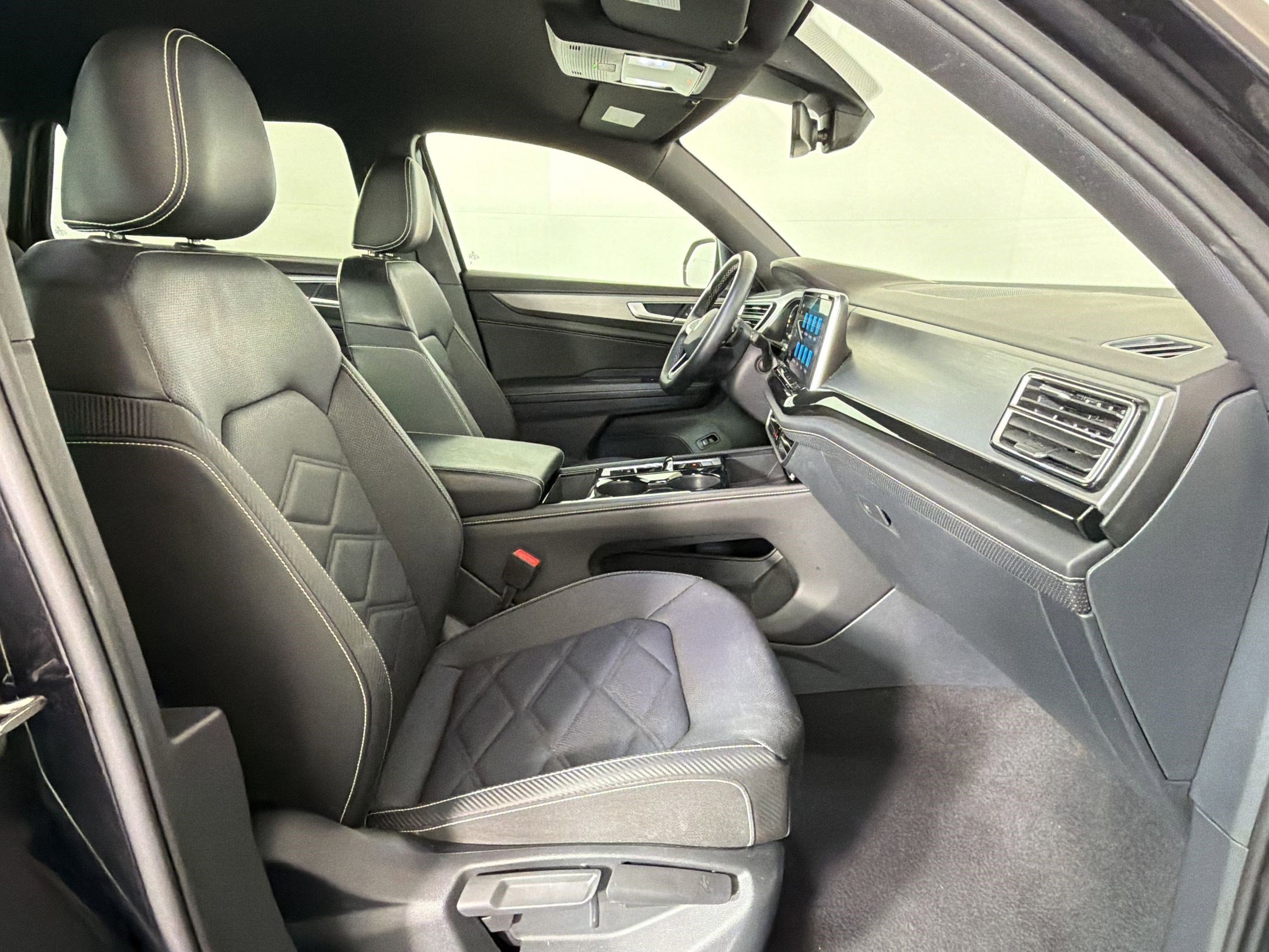 Used 2025 Volkswagen Atlas Cross Sport SE image 29