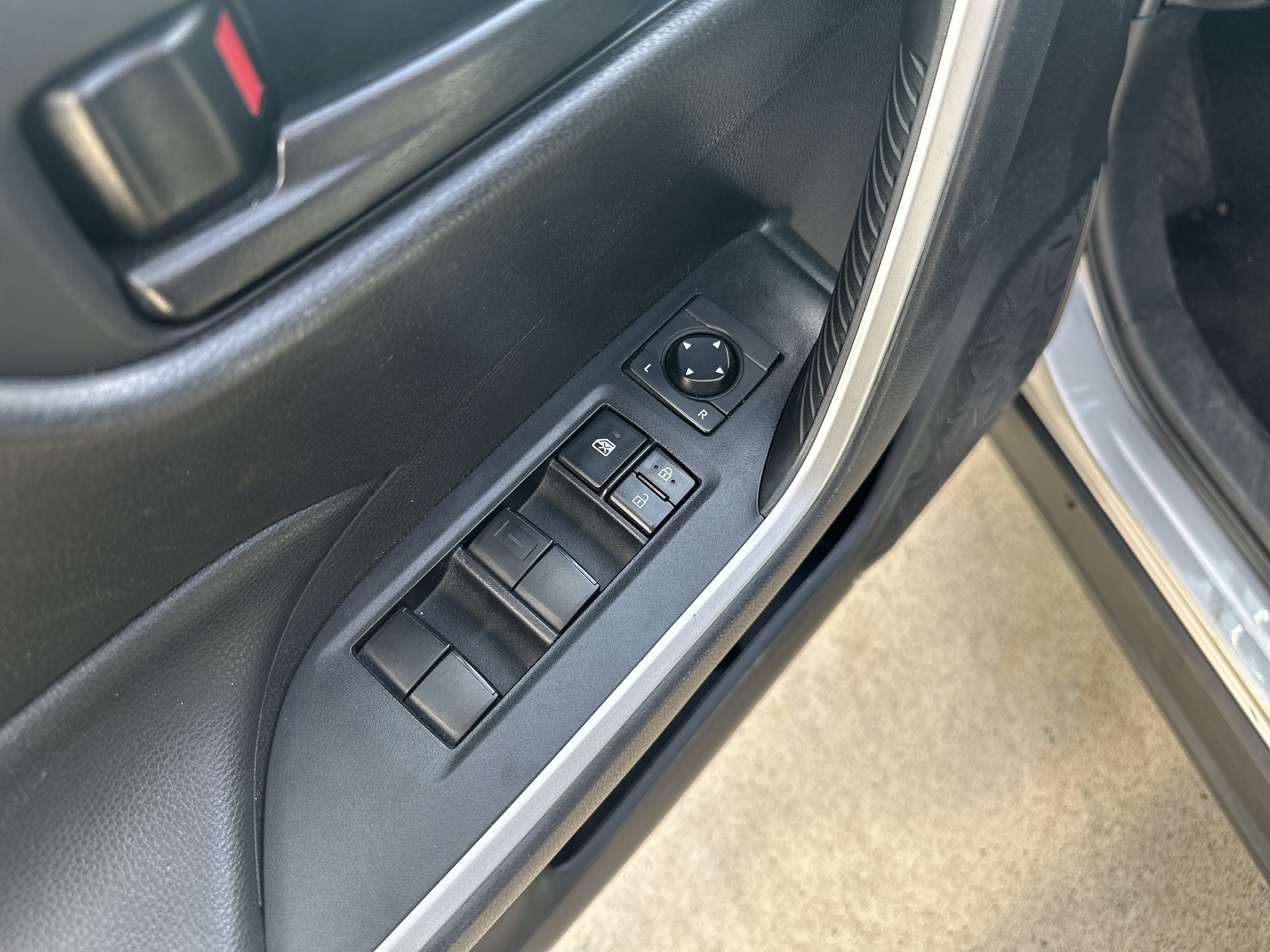Used 2020 Toyota RAV4 LE FWD image 14