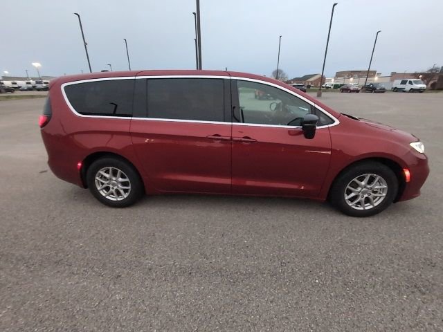 Used 2025 Chrysler Pacifica Select image 2