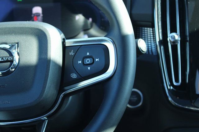 Used 2025 Volvo XC40 B5 Plus image 26