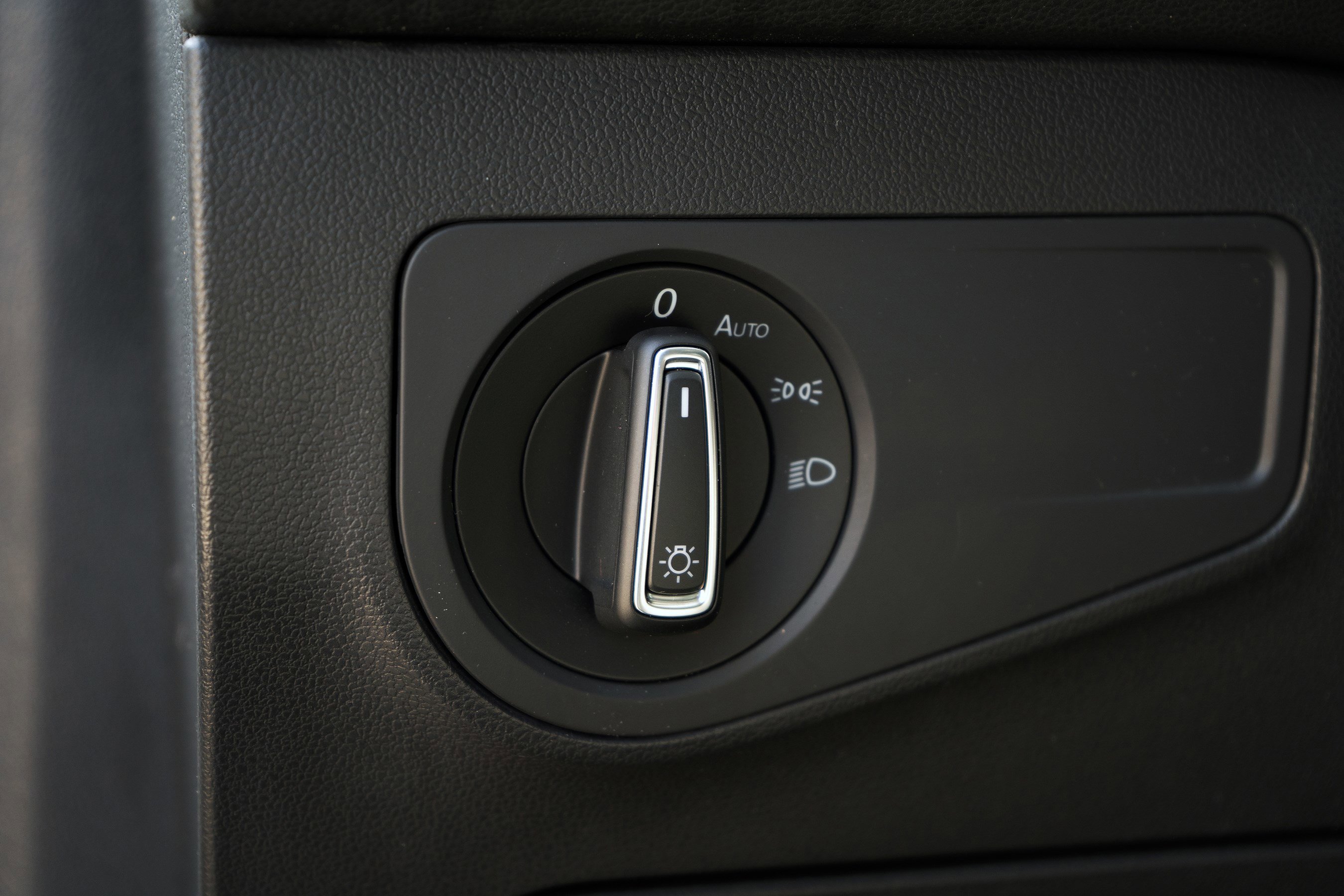 Used 2020 Volkswagen Tiguan SE w/ Panoramic Sunroof Package image 39