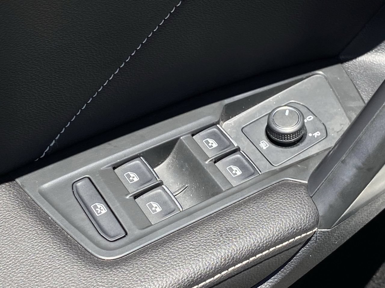 Used 2024 Volkswagen Tiguan SE AWD/4WD image 28