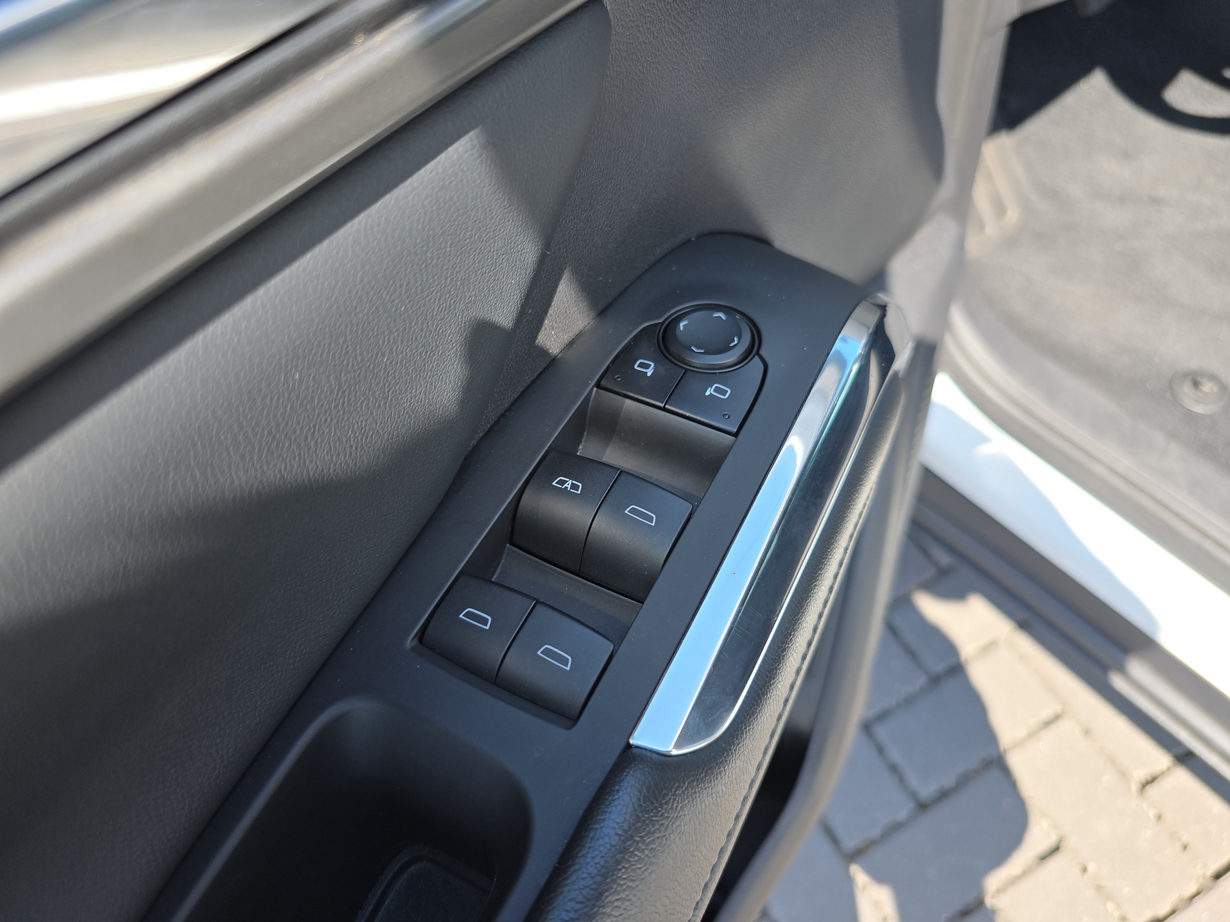 Used 2025 Chevrolet Traverse LT FWD image 19