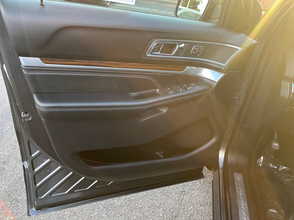 Used 2019 Ford Explorer Limited w/ Class III Trailer Tow Package FWD image 10