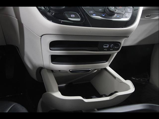 Used 2017 Chrysler Pacifica Touring-L FWD image 16