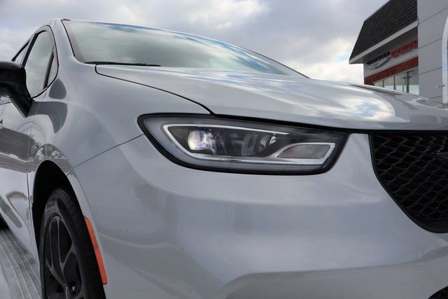 Used 2024 Chrysler Pacifica Limited w/ S Appearance Package image 4
