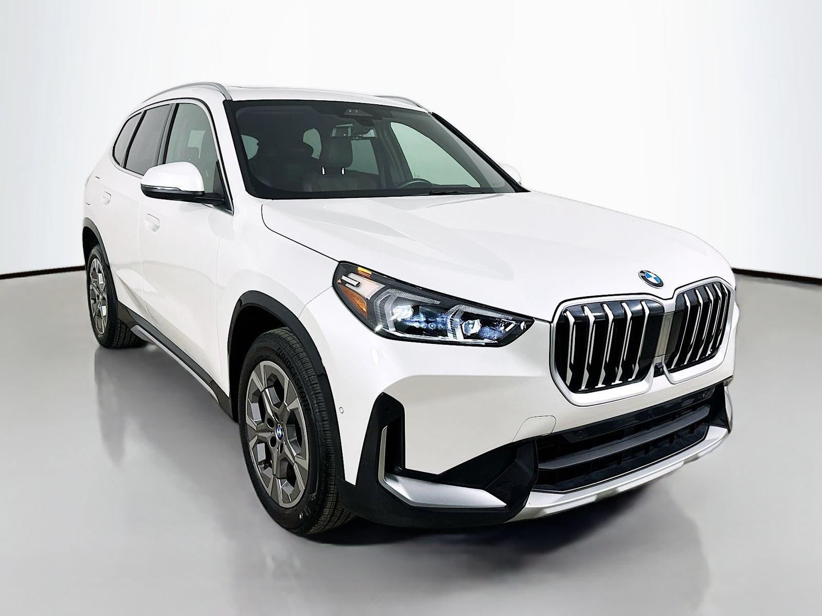 Used 2025 BMW X1 xDrive28i w/ Premium Package AWD/4WD image 3