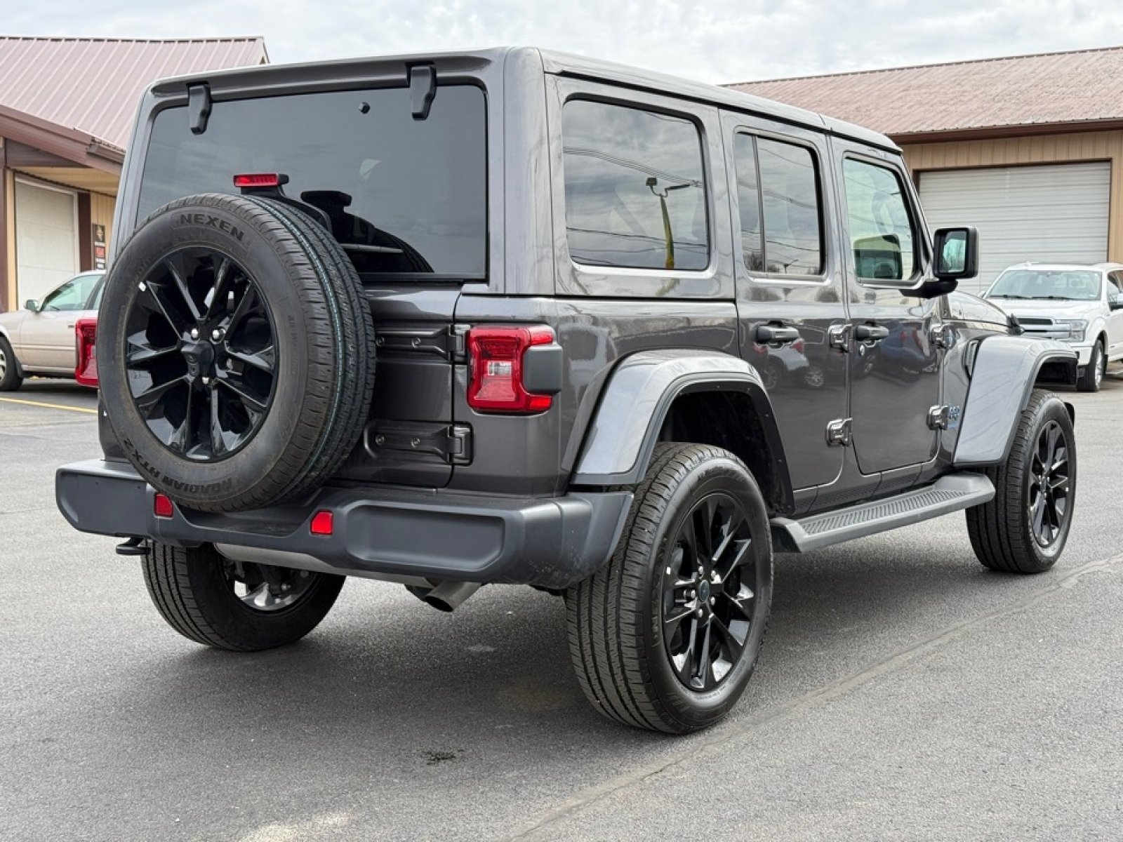 Used 2025 Jeep Wrangler Unlimited Sahara AWD/4WD image 8