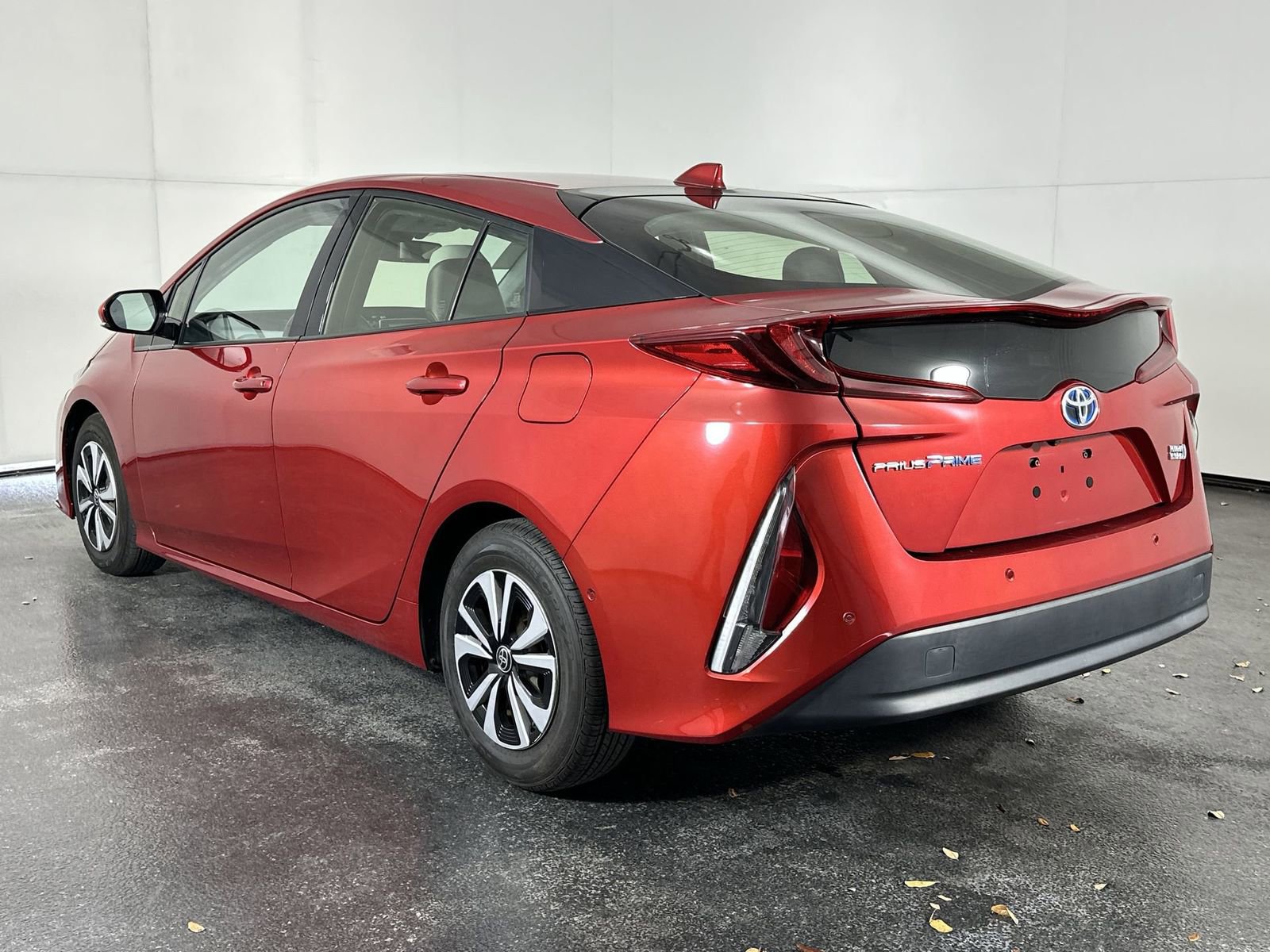 Used 2018 Toyota Prius Prime Advanced w/ Carpet Mat Package image 6