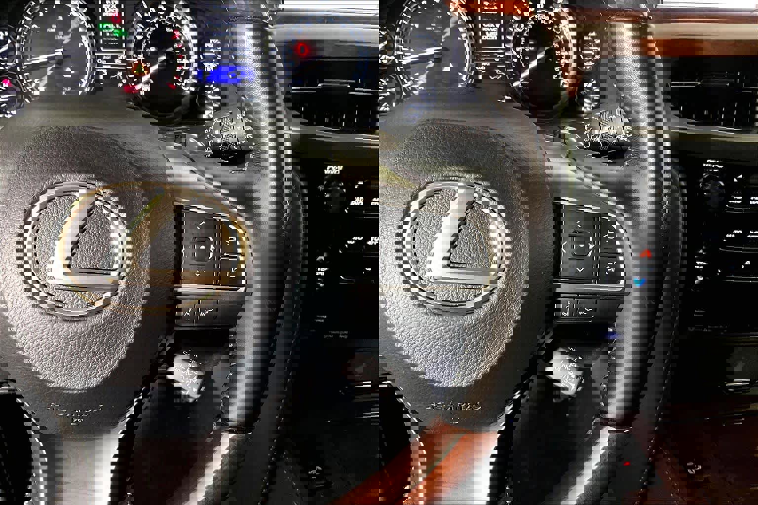 Used 2021 Lexus LX 570 4WD w/ 3rd Row & Luxury Pkg image 23