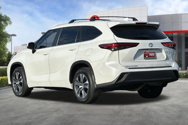 Used 2023 Toyota Highlander XLE FWD image 6