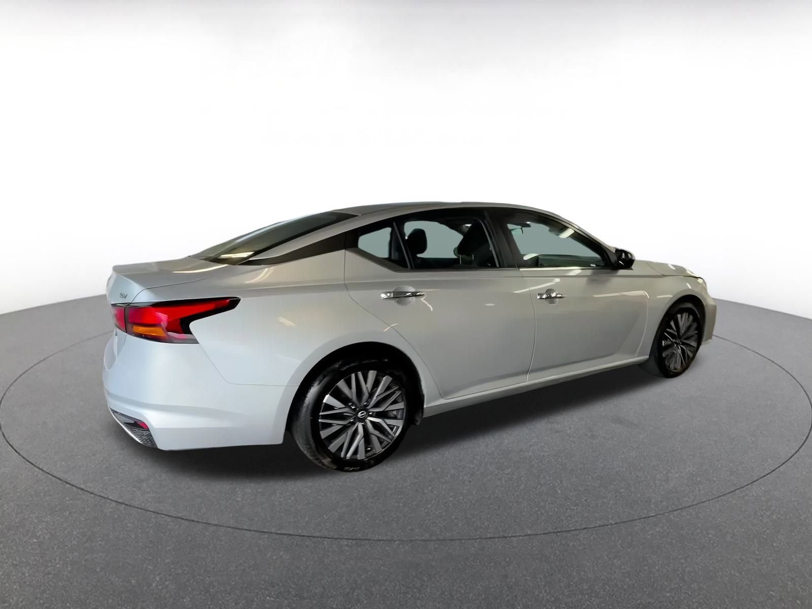 Used 2024 Nissan Altima 2.5 SV image 14