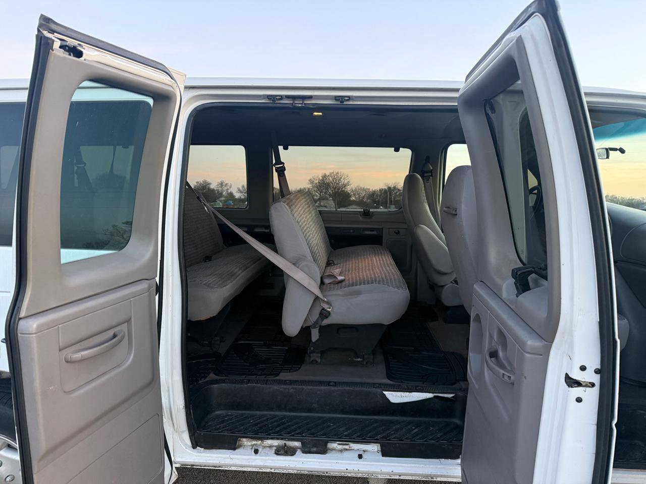 Used 2001 Ford E-350 and Econoline 350 Club Wagon image 17