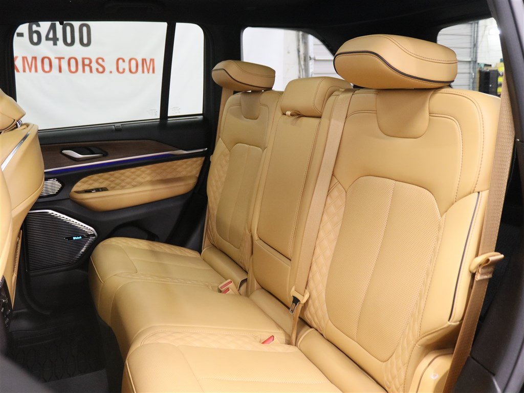 Used 2023 Jeep Grand Cherokee Summit w/ Luxury Tech Group V AWD/4WD image 18