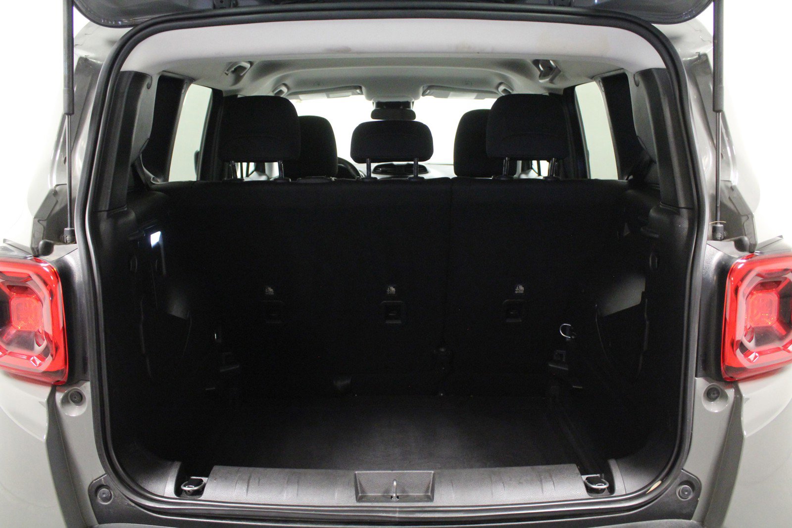 Used 2021 Jeep Renegade Latitude w/ Luxury Group I image 14