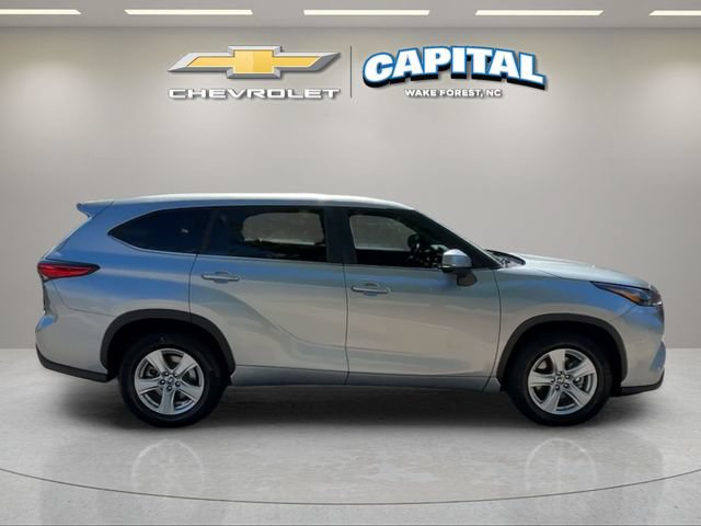 Used 2023 Toyota Highlander LE FWD image 6