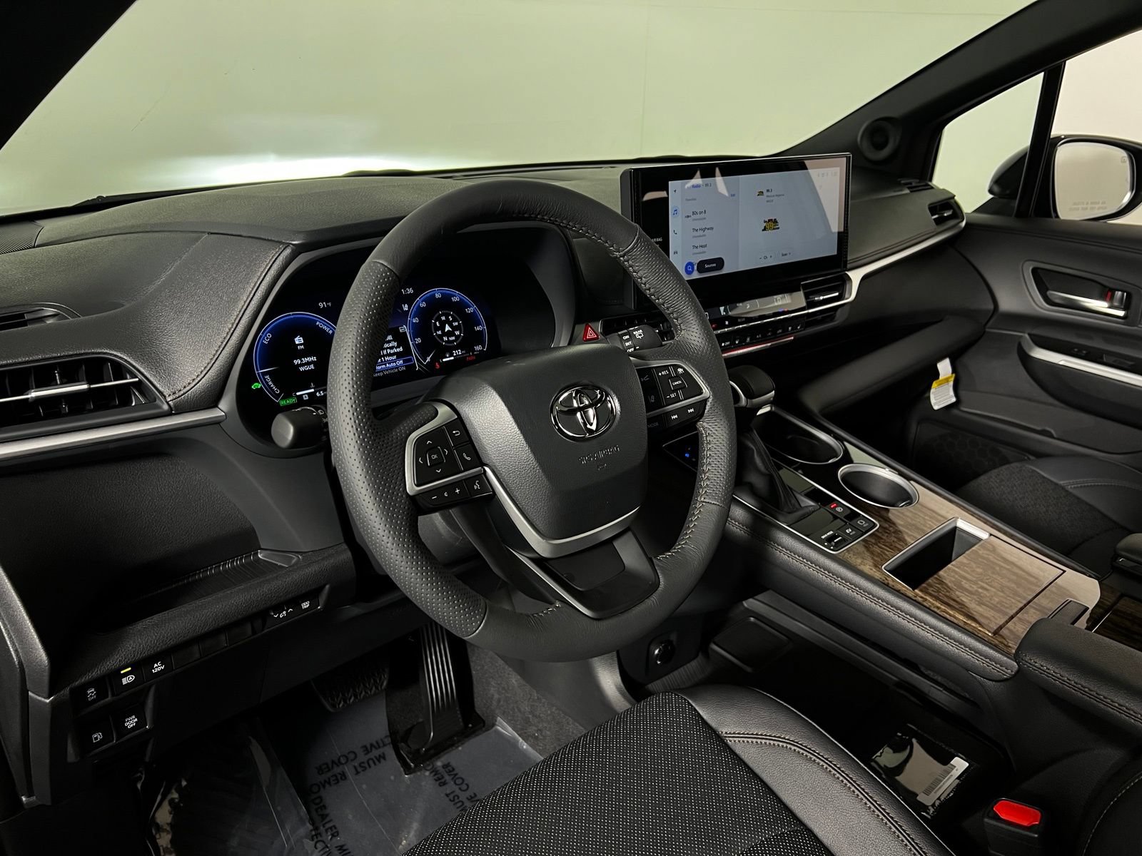 Used 2026 Toyota Sienna Limited FWD image 12