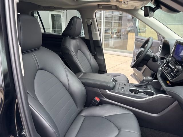 Used 2025 Toyota Highlander XLE AWD/4WD image 38