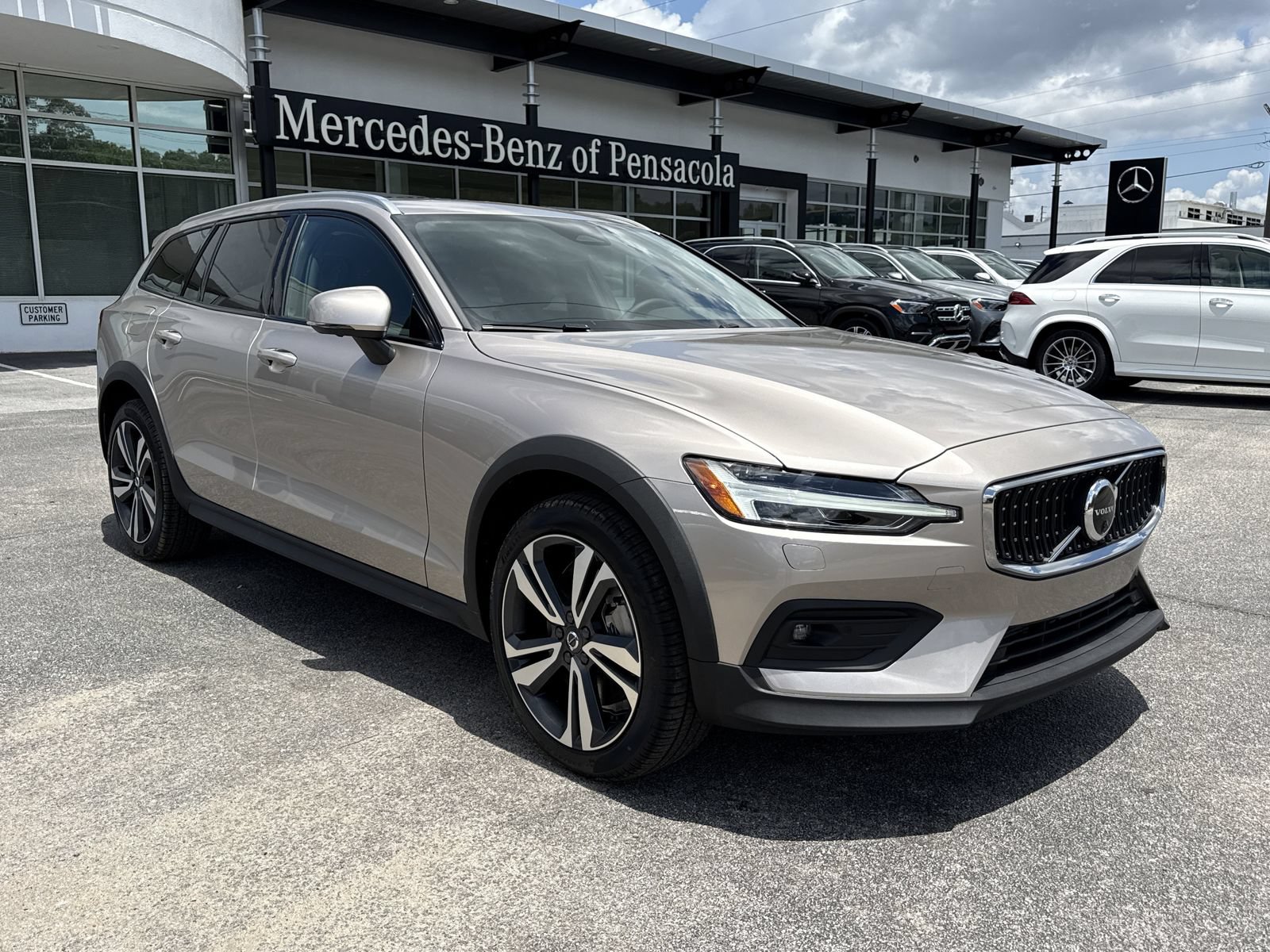 New 2026 Volvo V60 B5 Cross Country Plus w/ Protection Package Premier AWD/4WD image 7