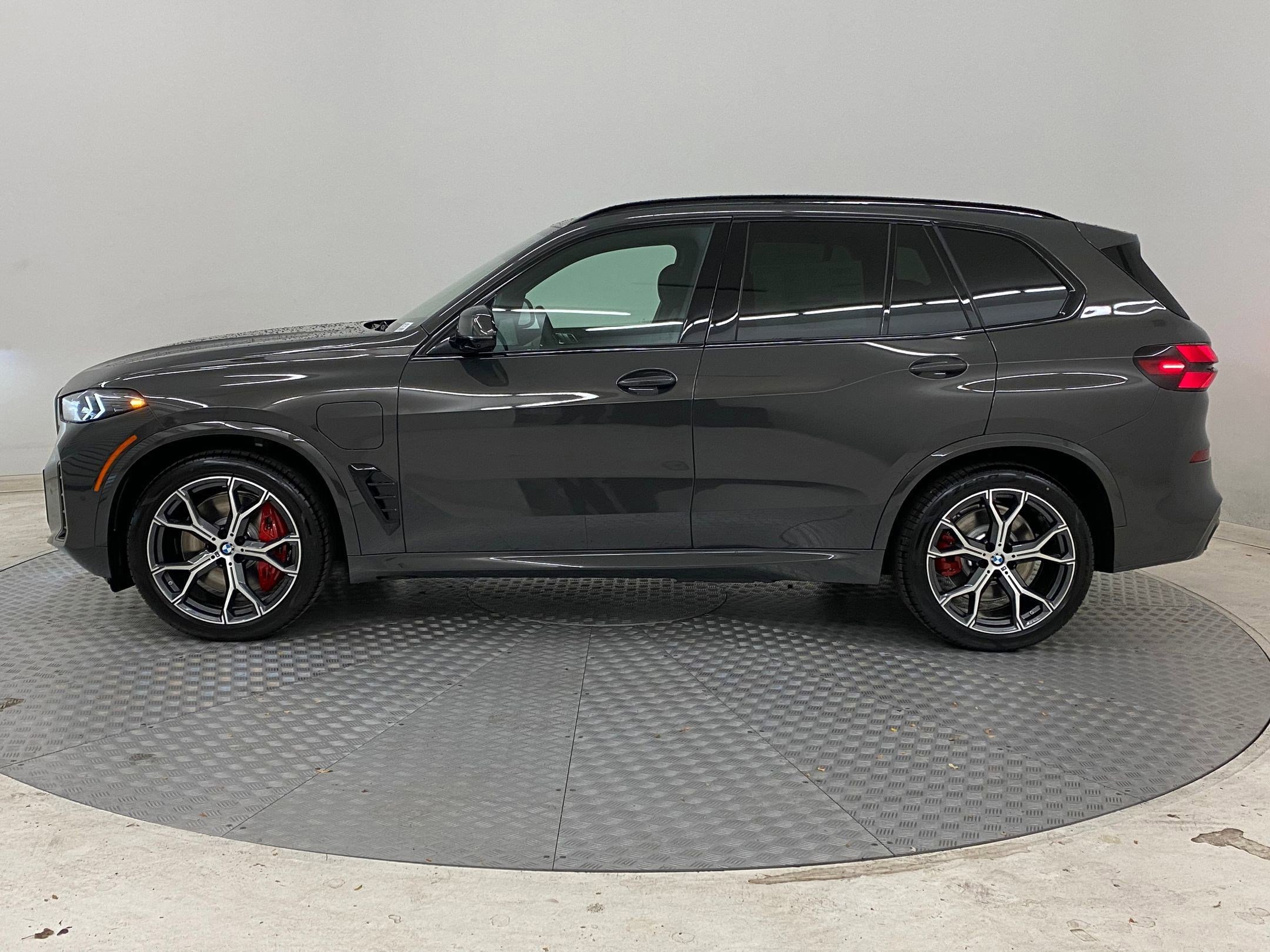 Used 2026 BMW X5 xDrive50e w/ M Sport Package image 2