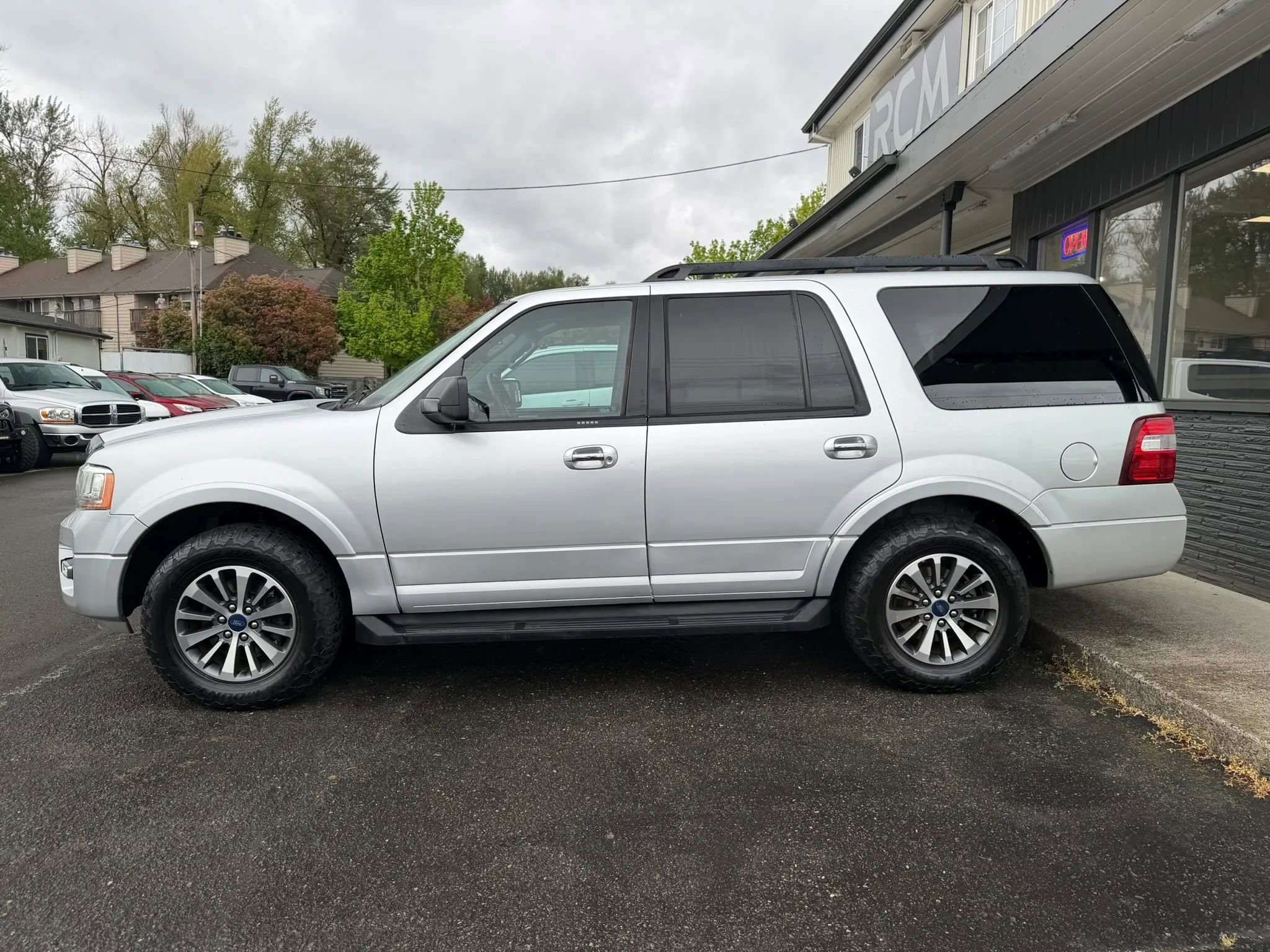 Used 2017 Ford Expedition XLT image 4